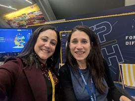 Une image contenant Visage humain, habits, sourire, personne

Le contenu généré par l’IA peut être incorrect.