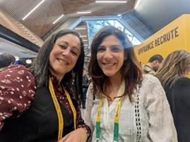 Une image contenant Visage humain, habits, personne, sourire

Le contenu généré par l’IA peut être incorrect.