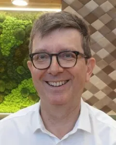 Une image contenant personne, Visage humain, sourire, habits
Description générée automatiquement