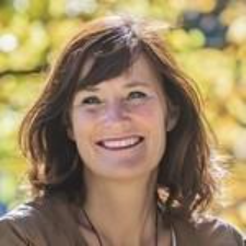 Une image contenant personne, Visage humain, sourire, arbre

Le contenu généré par l’IA peut être incorrect.